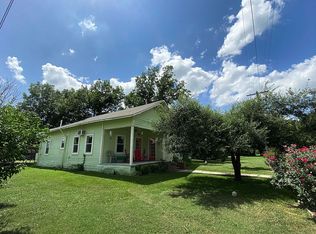 302 N 6th St, Lott, TX 76656