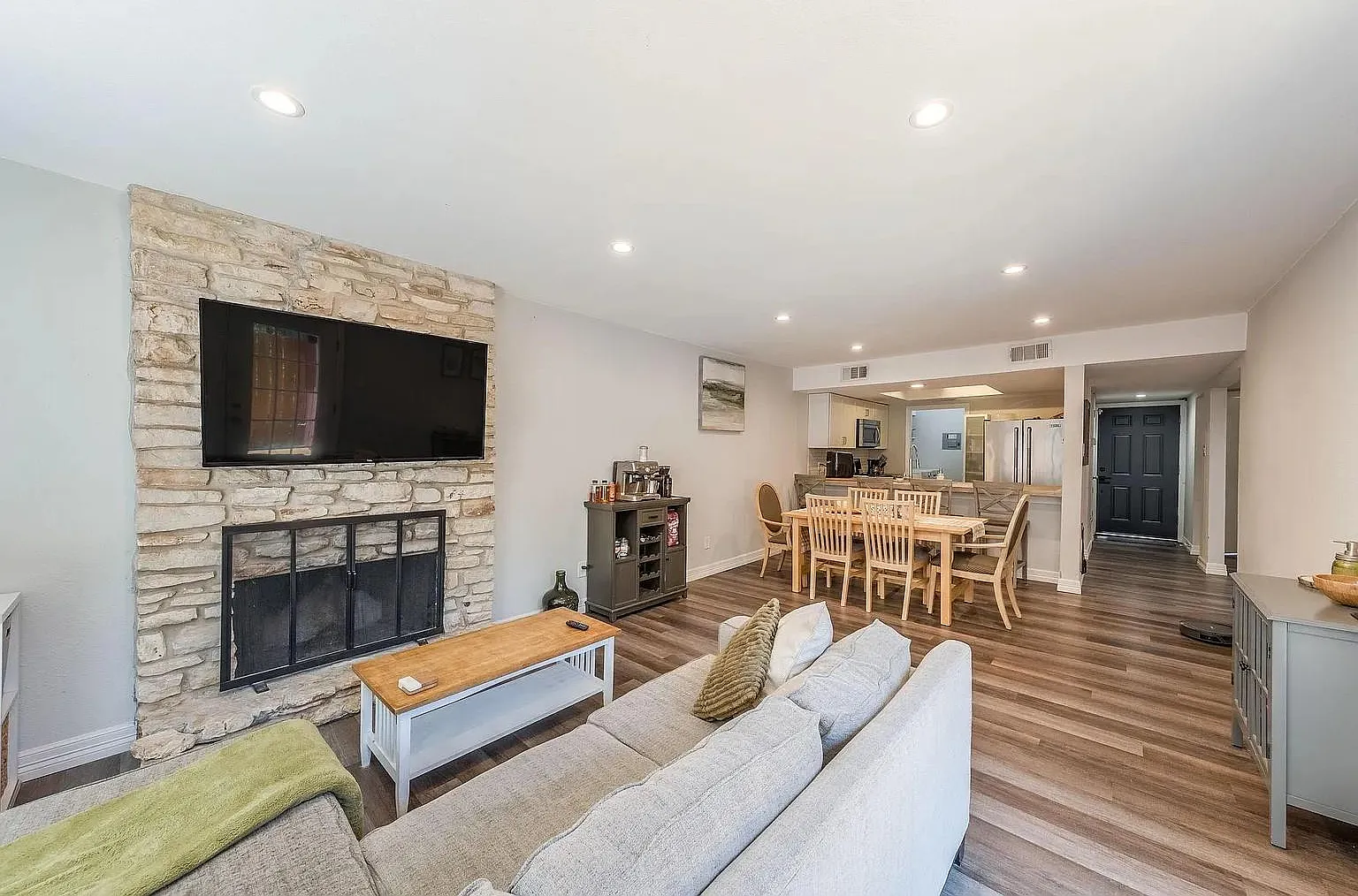 3 bed, 2.0 bath, 1256 sqft, $1,650 — Photo 1
