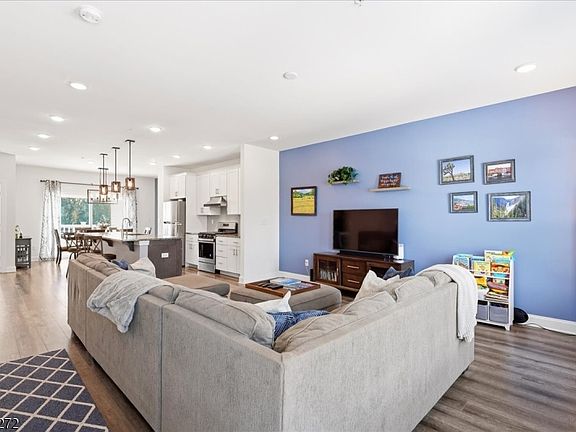 2nd image of 905 Abbe Rd