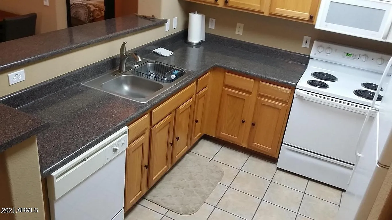 1 bed, 1.5 bath, 1121 sqft, $1,600 — Photo 3