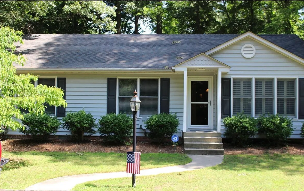 3 bed, 1276 sqft, $2,200 — Photo 1