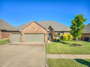 812 Lindsey Ln, Moore, OK 73160
