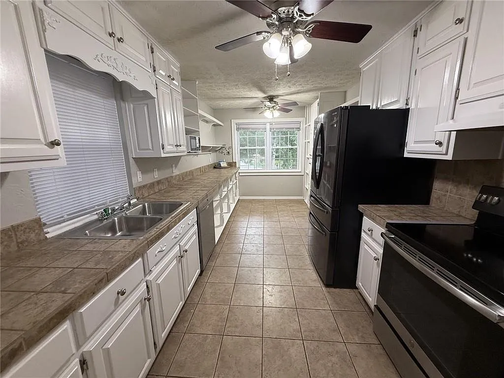 3 bed, 2.0 bath, 1961 sqft, $2,200 — Photo 3