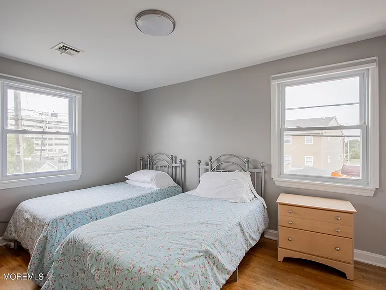 32 Howland Ave — Photo 12