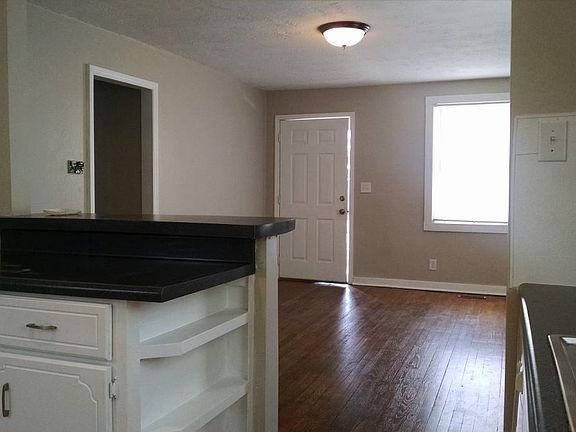 3rd image of 627 Crestlyn Dr