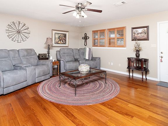 3rd image of 307 E Loop Dr