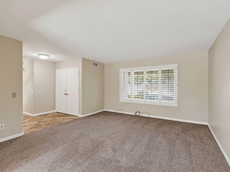 5245 Wainwright Ct — Photo 4