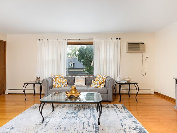 4th image of 4130 W Byron St #303