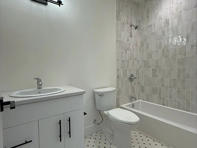 604 Queen St S #109 — Photo 10