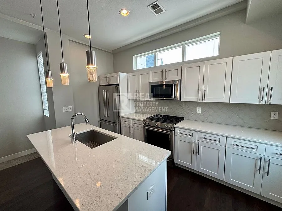Gorgeous 2 bedroom, 1.5 bathroom townhome in Denver — Photo 2