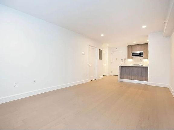 4th image of 311 W 50th St #5I
