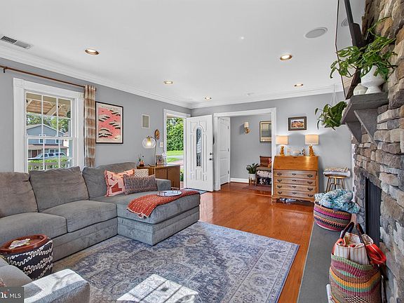 3rd image of 617 Briscoe St