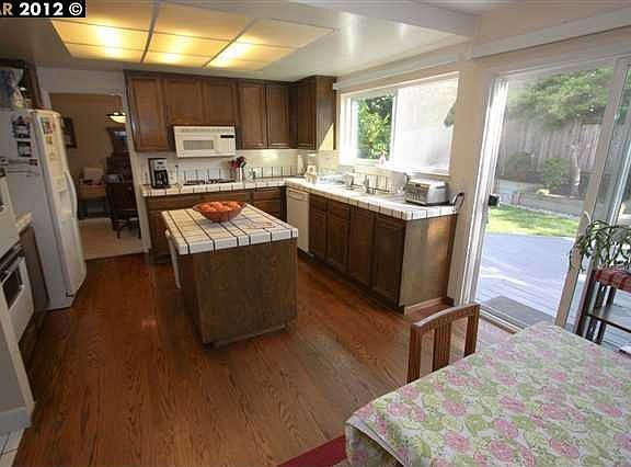 5th image of 586 El Capitan Dr