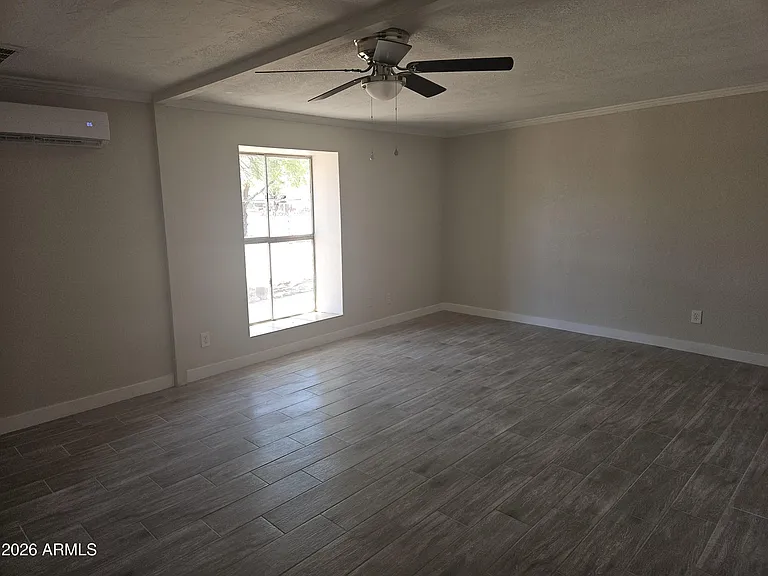 1584 N Wood St — Photo 4