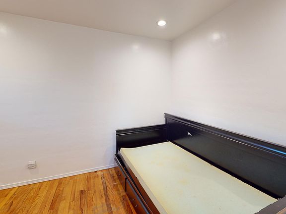 3rd image of 6223-25 Hobart St