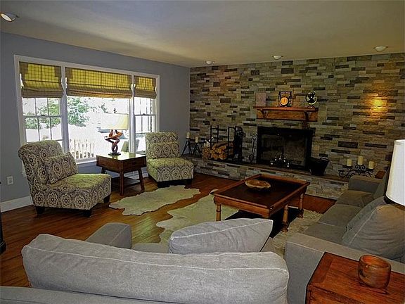 4th image of 14 Holly Dr