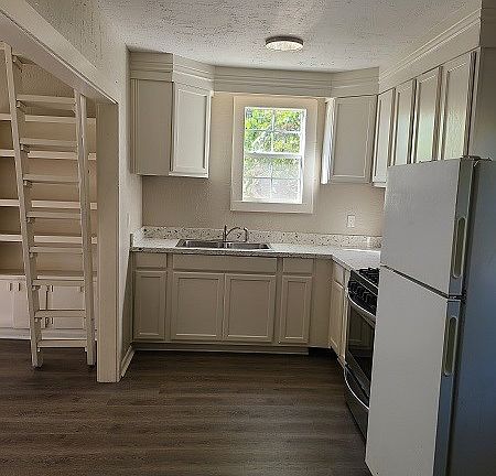 5th image of 215 Davis St