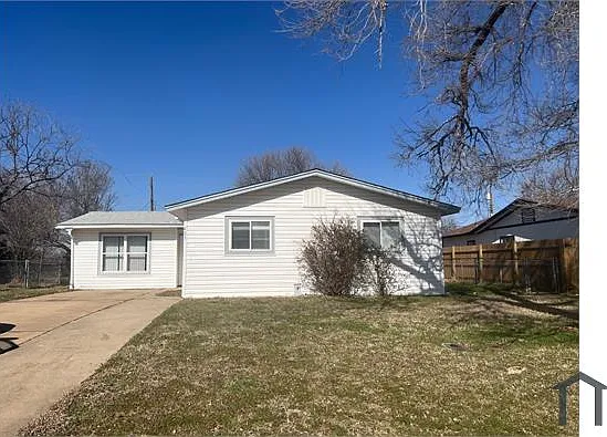 405 NW Glendale Dr — Photo 3