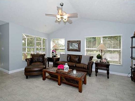 3rd image of 8910 Woodside Ct