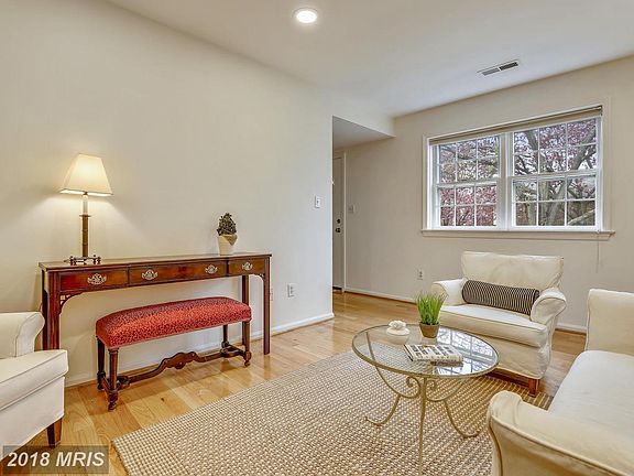4th image of 4844 Chevy Chase Dr #149