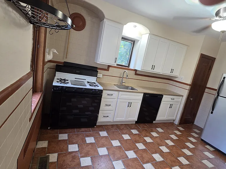 5601 Walsh St — Photo 11