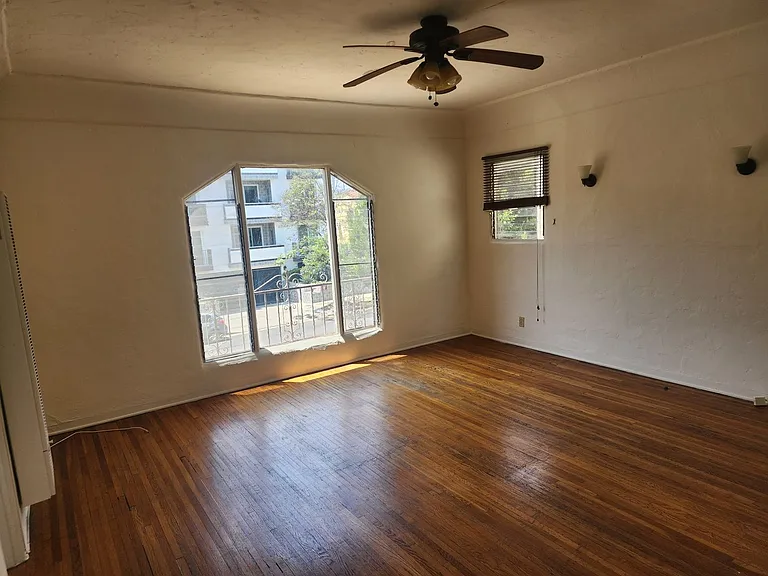 422 N Hayworth Ave — Photo 11