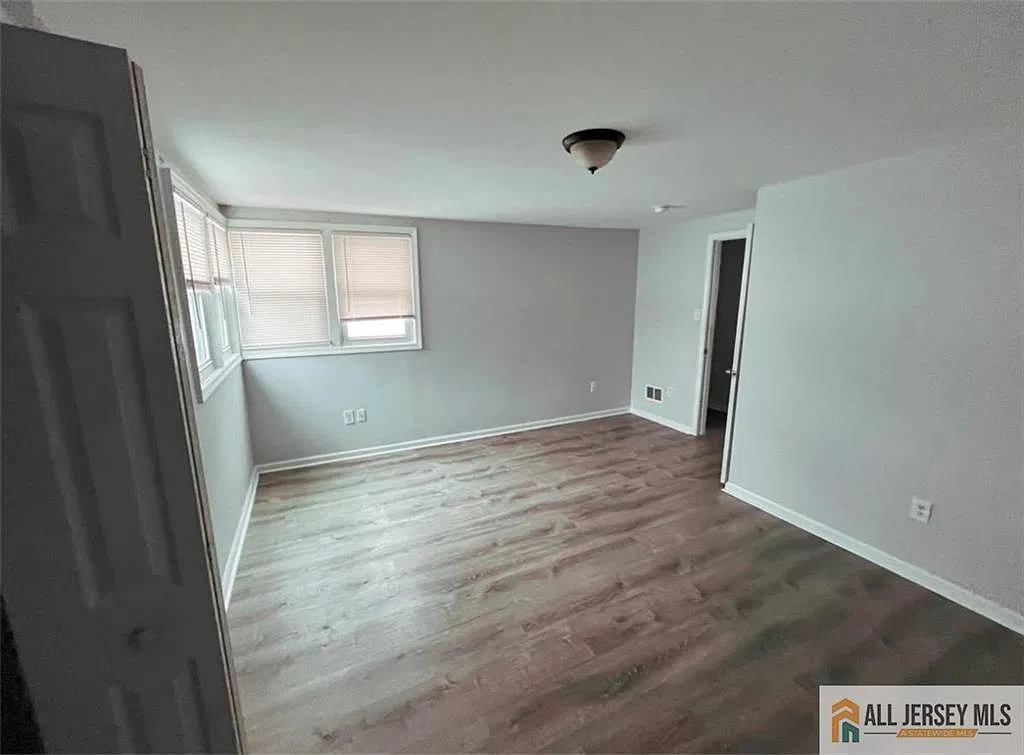 3 bed, 1.5 bath, 6390 sqft, $3,200 — Photo 4