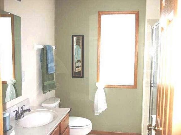 Masterbath has 2 sinks, stand up shower, and jacquzi tub