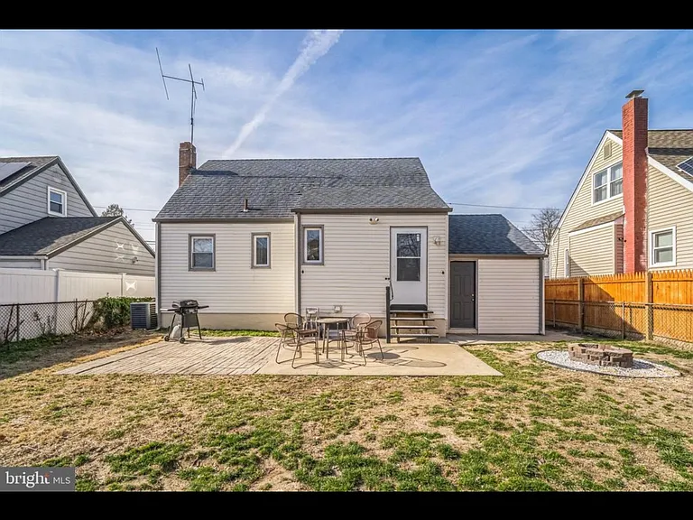 1133 Jefferson Ave — Photo 9