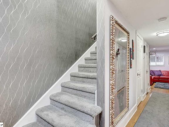 3rd image of 113 Briarview Cir