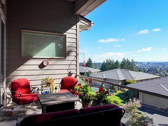 3rd image of 930 Sahalee Ct SE