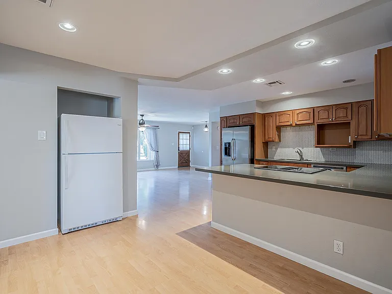 613 W 15th St — Photo 15