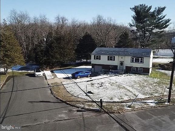 4th image of 1033 Brown Ln