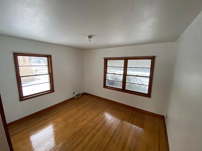 608 S Locust St — Photo 6