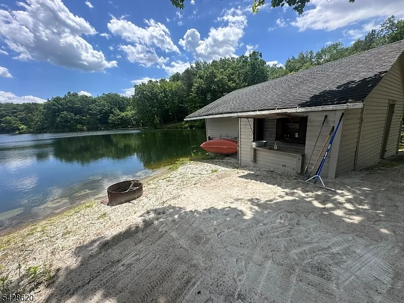 4 bed, 2.0 bath, $5,200 — Photo 3