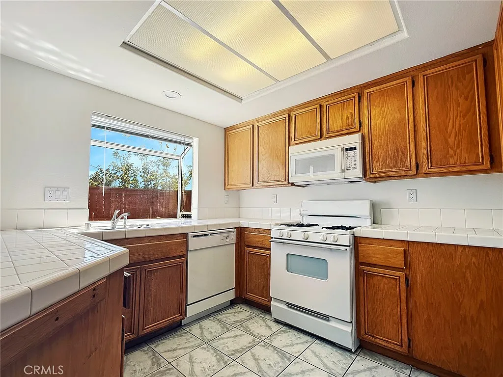 3 bed, 2.5 bath, 1621 sqft, $3,800 — Photo 3