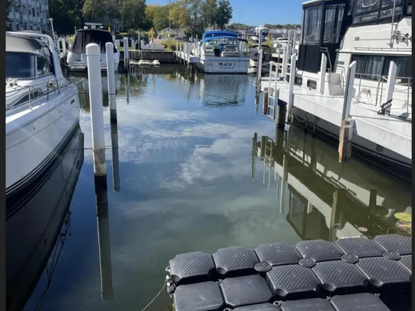 302 Peninsula Dr E, New Buffalo, MI 49117