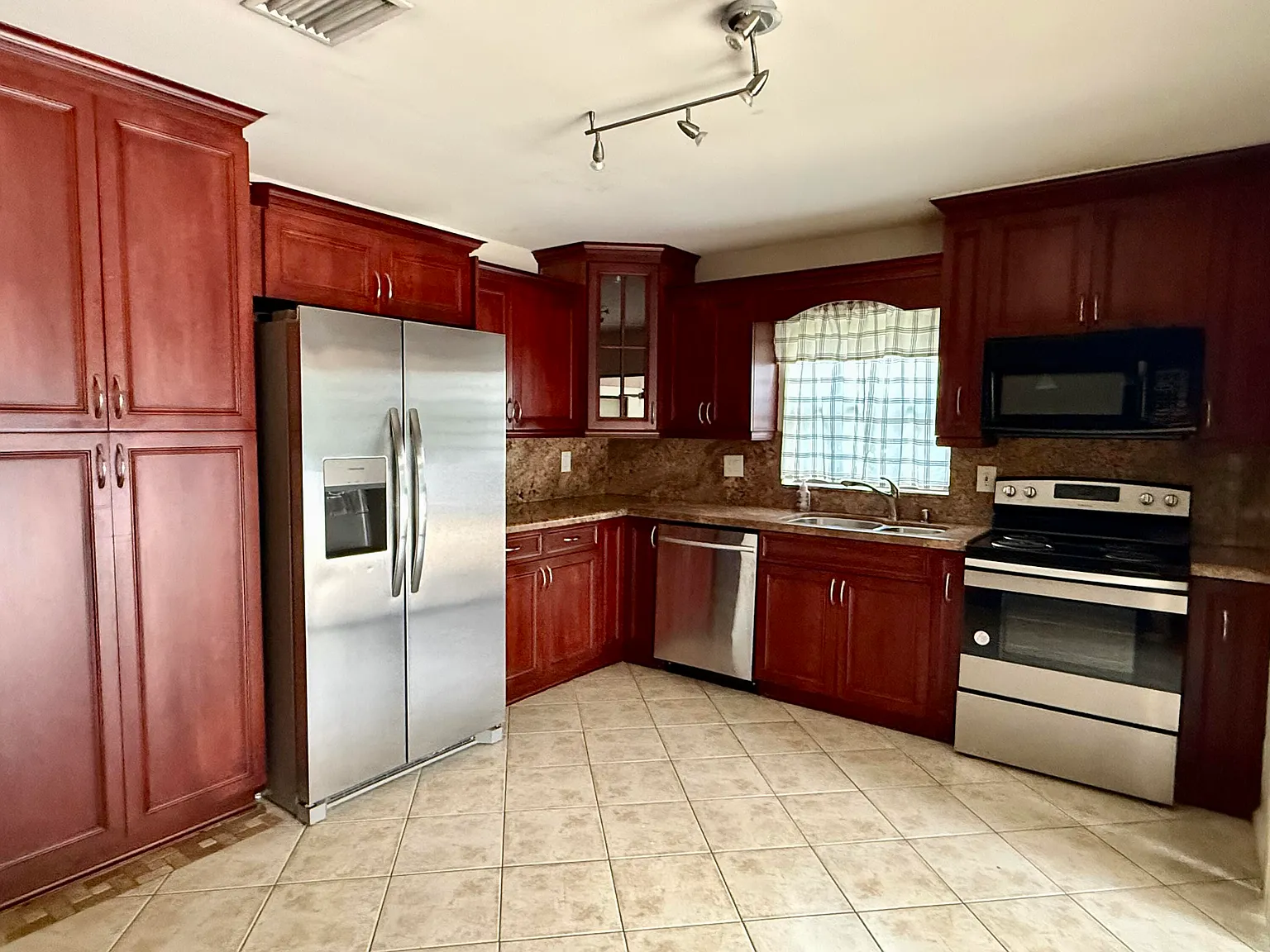 3 bed, 2.0 bath, 1713 sqft, $3,300 — Photo 4