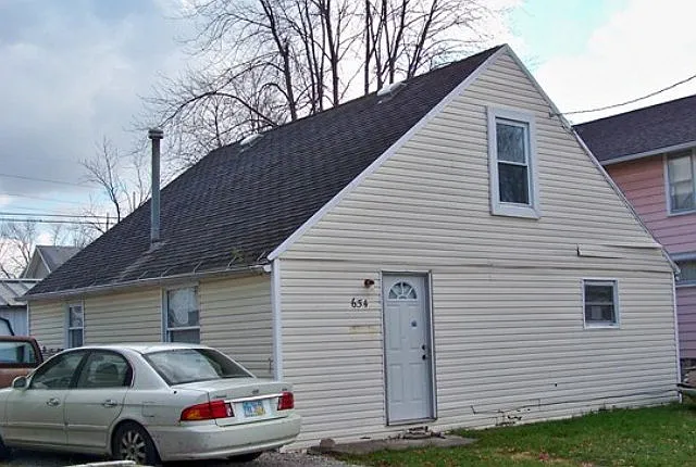 654 Henry St photo 1