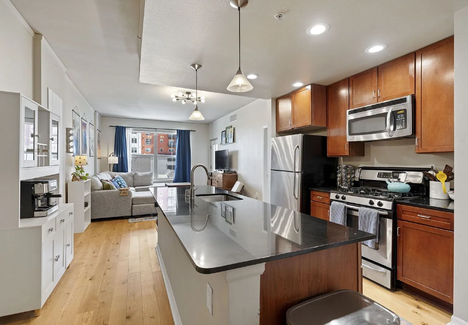 2 bed, 2.0 bath, 886 sqft, $2,050 — Photo 1