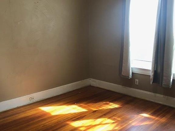 5th image of 2047 Lawrence Ave