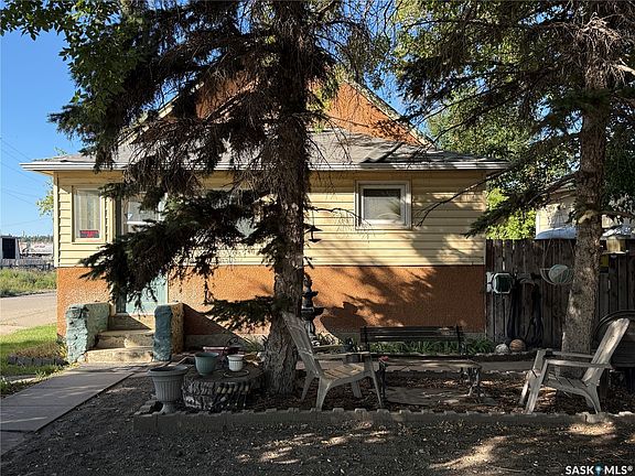 3rd image of 580 Maple Street W