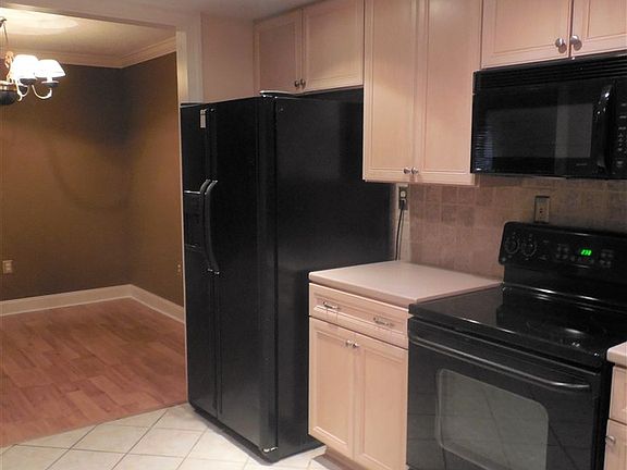 5th image of 835 Thistledown Dr APT 4