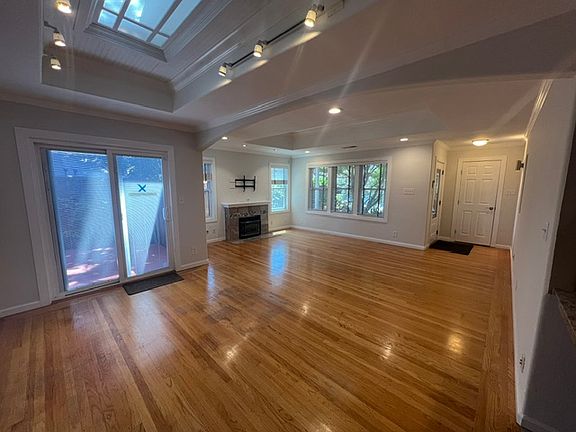 4th image of 303 Encina Ave