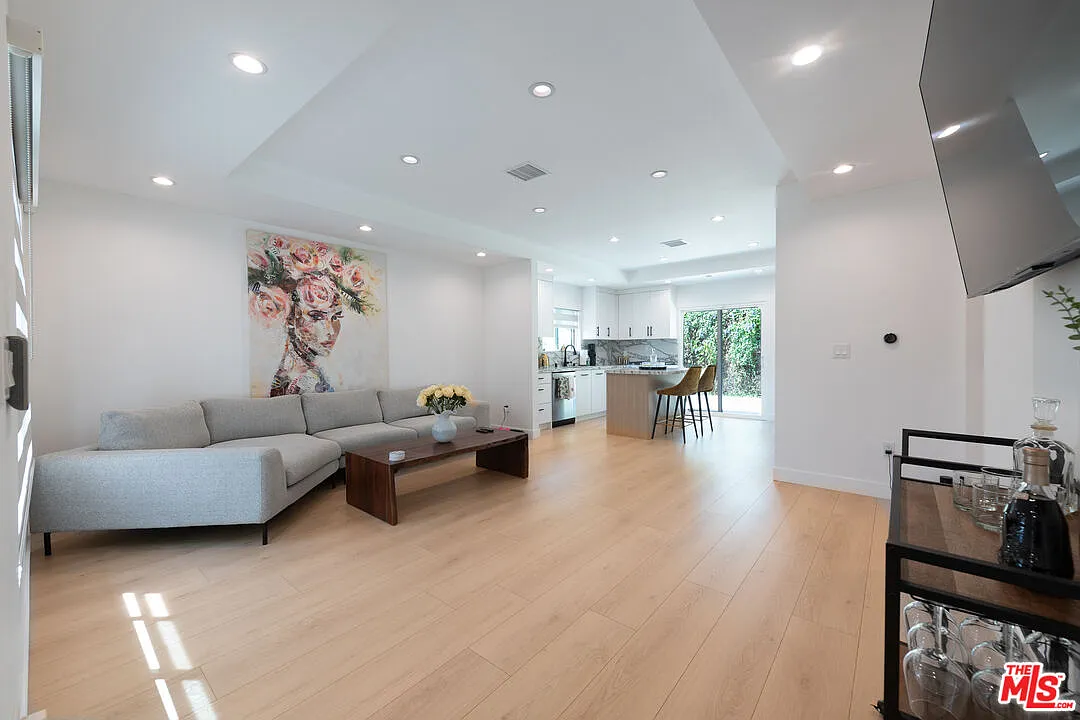 2 bed, 1.0 bath, 851 sqft, $3,700 — Photo 2