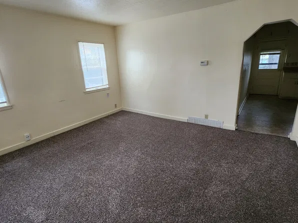 655 S 2nd St, Salina, KS 67401