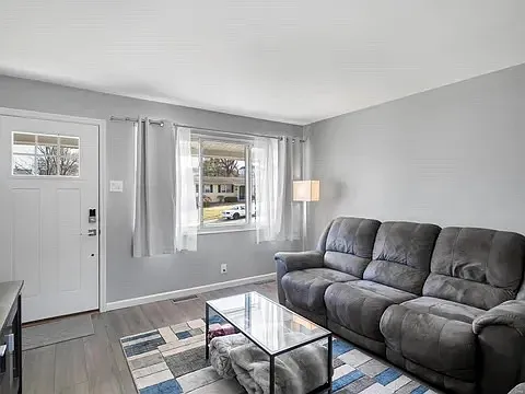 3 bed, 950 sqft, $1,950 — Photo 4
