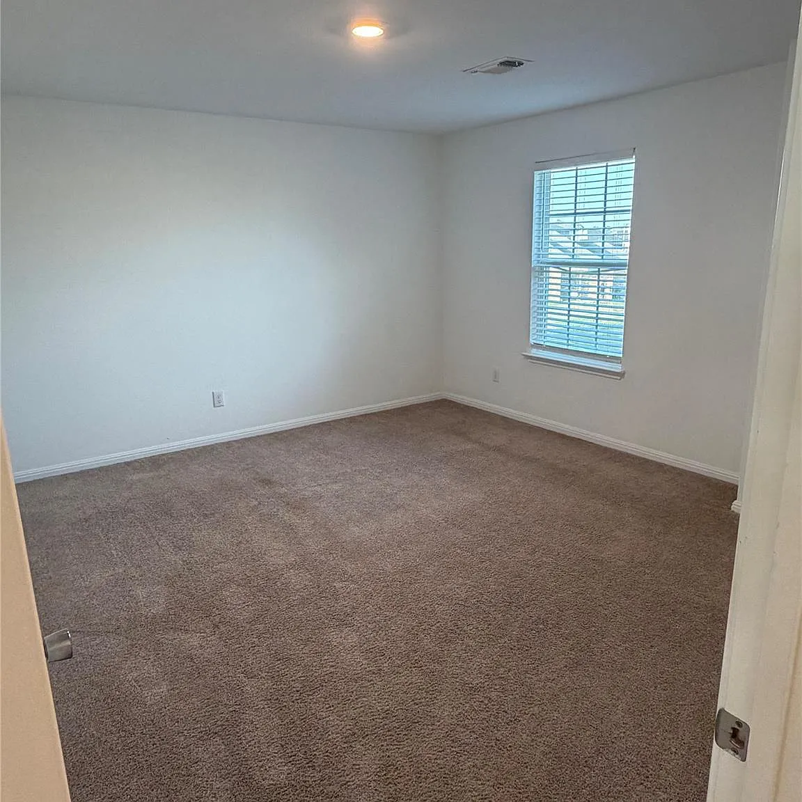 5 bed, 2.5 bath, 2533 sqft, $2,100 — Photo 2