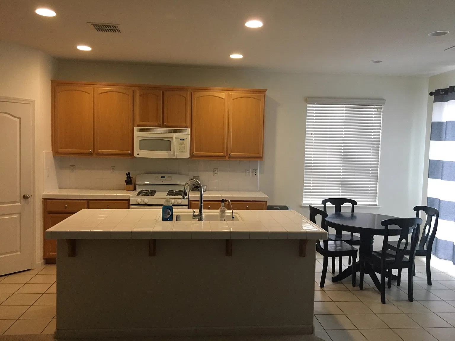 5 bed, 2295 sqft, $3,400 — Photo 2