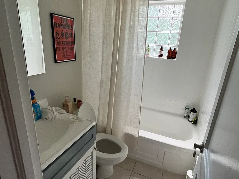 Bathroom with tub/shower